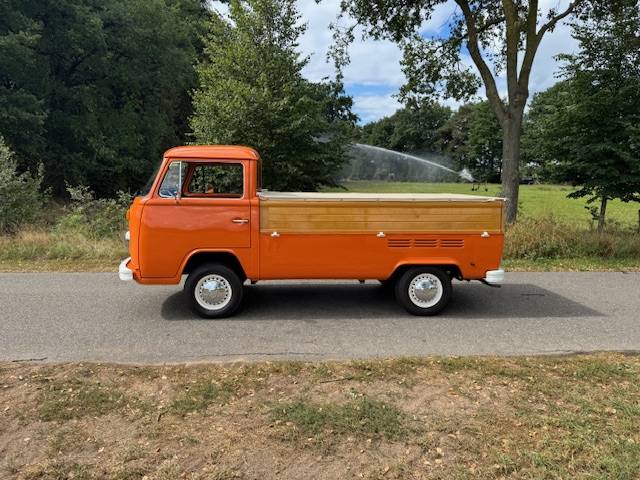 Volkswagen T2b Pickup