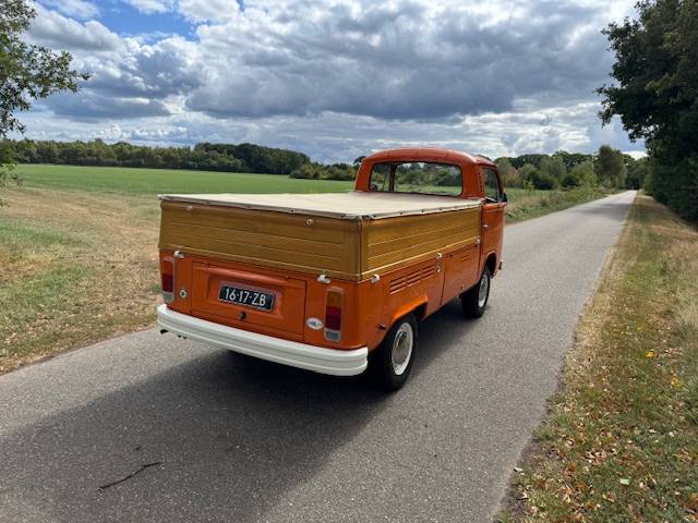 Volkswagen T2b Pickup