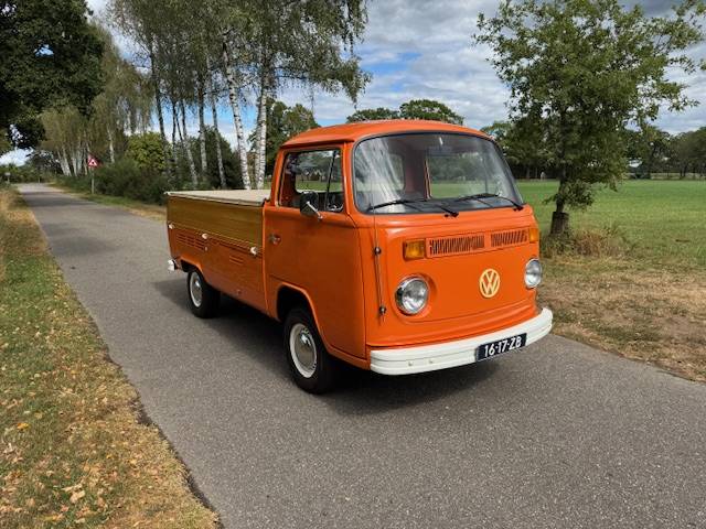 Volkswagen T2b Pickup