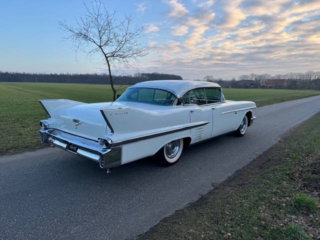 Cadillac Sedan de Ville