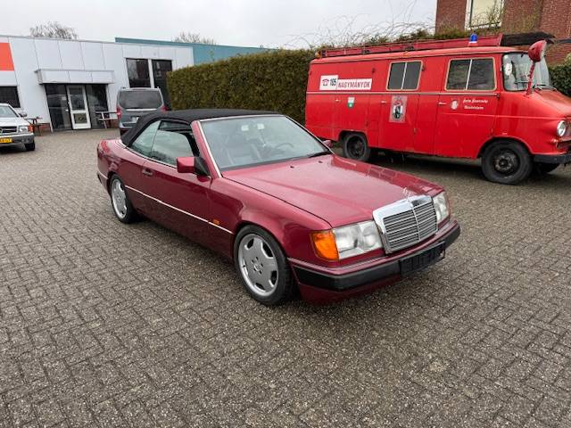 Mercedes-Benz 300CE-24 cabriolet