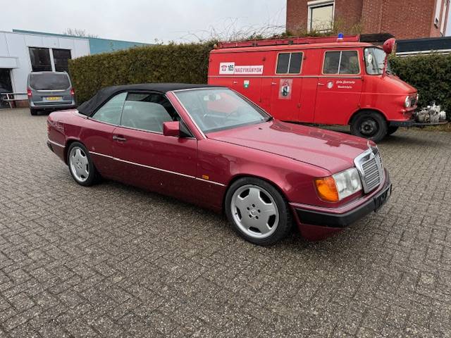 Mercedes-Benz 300CE-24 cabriolet