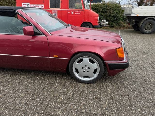 Mercedes-Benz 300CE-24 cabriolet