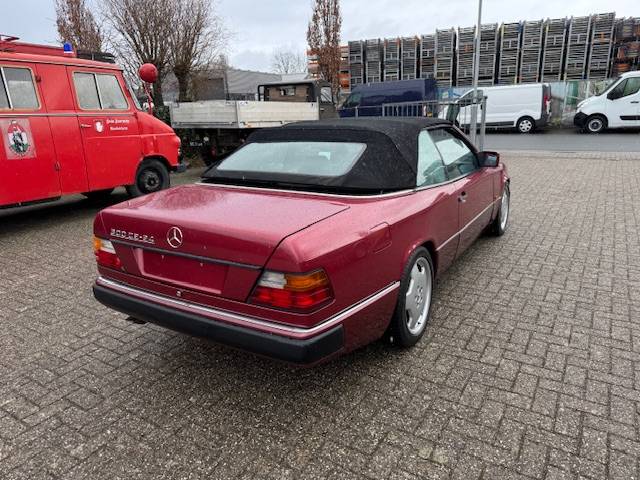 Mercedes-Benz 300CE-24 cabriolet