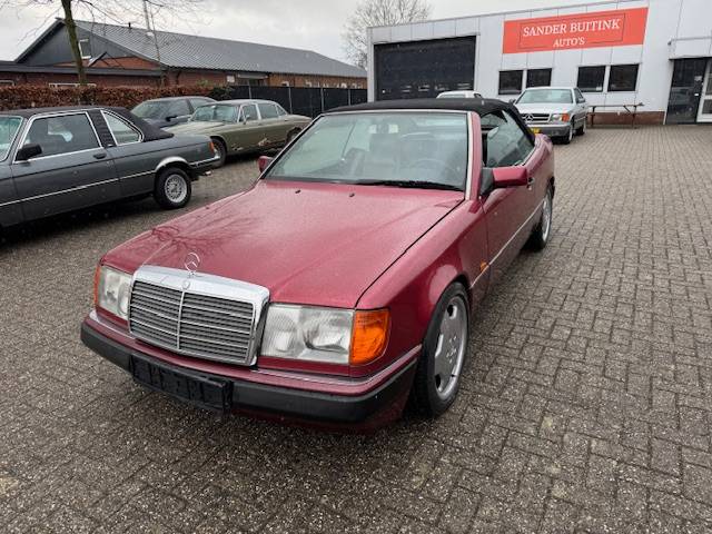 Mercedes-Benz 300CE-24 cabriolet