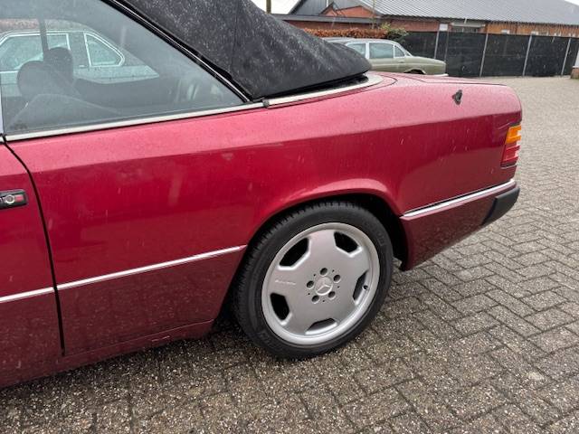 Mercedes-Benz 300CE-24 cabriolet