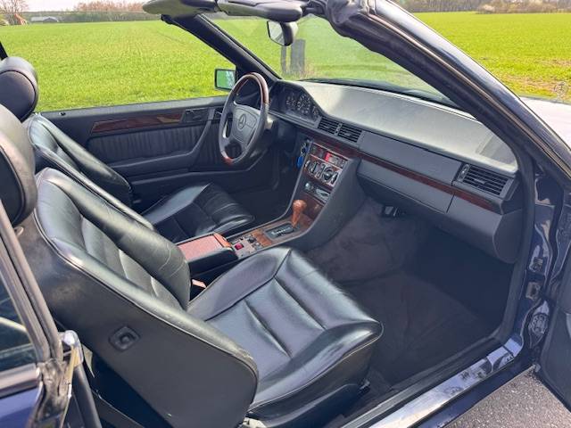 Mercedes-Benz w124 220E Cabriolet