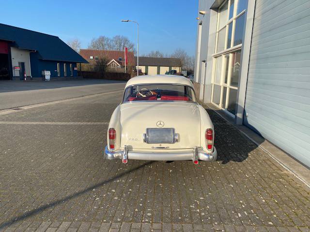 Mercedes-Benz 220S Ponton Coupe