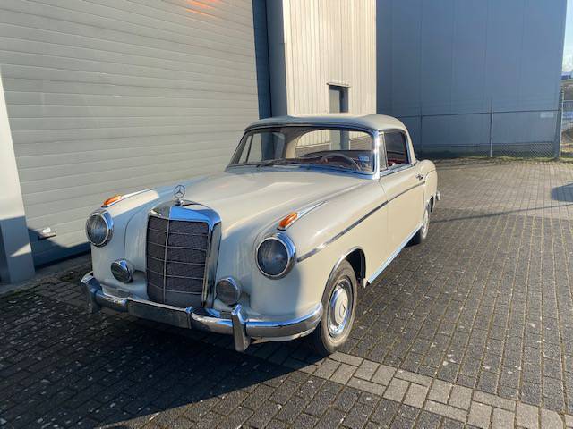 Mercedes-Benz 220S Ponton Coupe