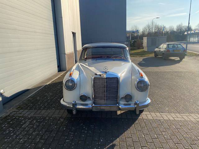 Mercedes-Benz 220S Ponton Coupe