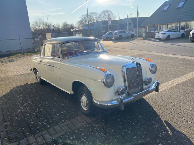 Mercedes-Benz 220S Ponton Coupe