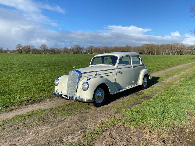 Mercedes-Benz 220S Sedan