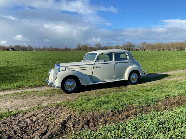 Mercedes-Benz 220S Sedan