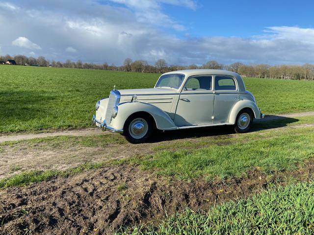 Mercedes-Benz 220S Sedan