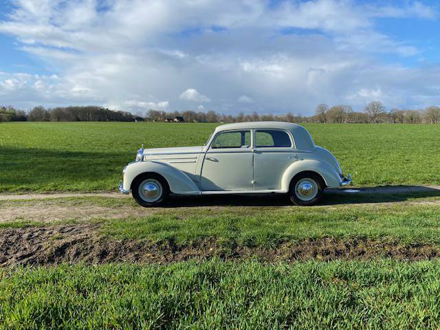 Mercedes-Benz 220S Sedan