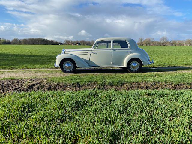 Mercedes-Benz 220S Sedan