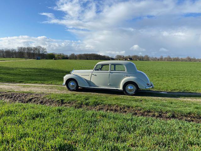 Mercedes-Benz 220S Sedan