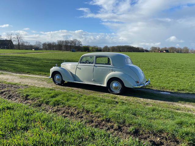 Mercedes-Benz 220S Sedan