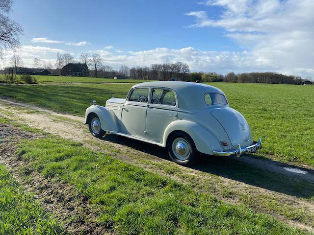 Mercedes-Benz 220S Sedan