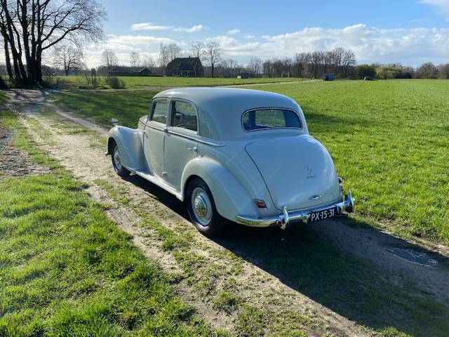 Mercedes-Benz 220S Sedan