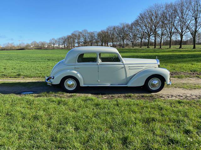 Mercedes-Benz 220S Sedan