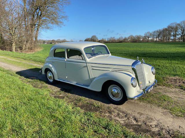 Mercedes-Benz 220S Sedan