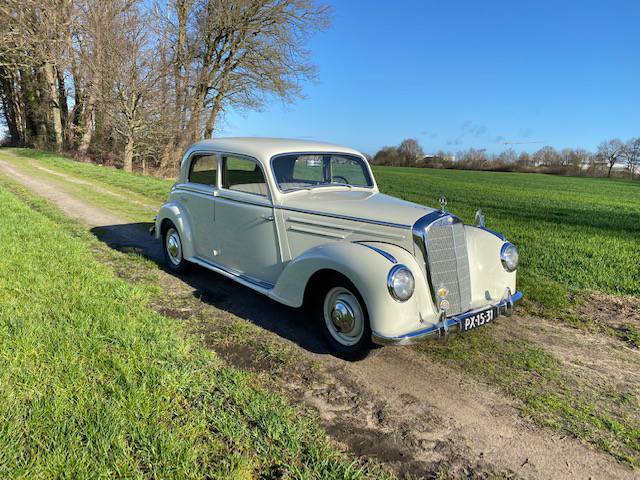 Mercedes-Benz 220S Sedan