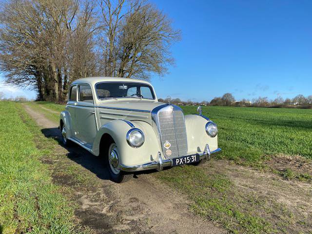 Mercedes-Benz 220S Sedan