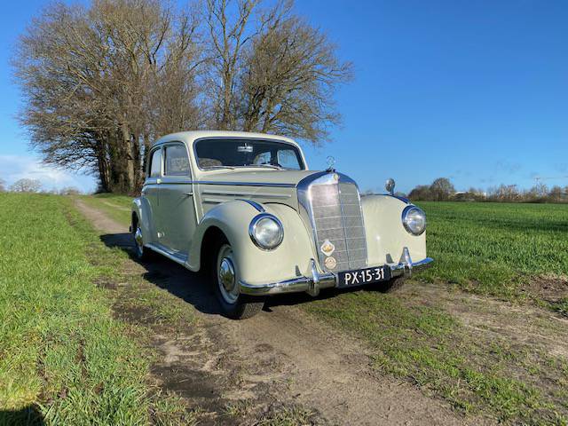 Mercedes-Benz 220S Sedan