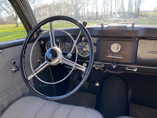 Mercedes-Benz 220S Sedan