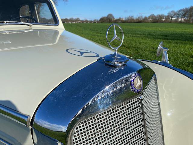 Mercedes-Benz 220S Sedan