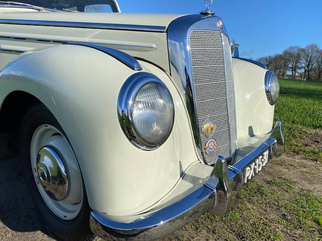 Mercedes-Benz 220S Sedan