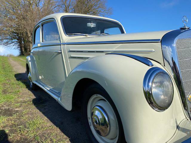 Mercedes-Benz 220S Sedan